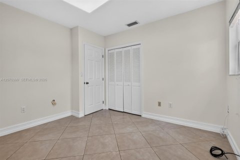 House in Miami, Florida 4 bedrooms, 228.35 sq.m. № 2320340 - photo 6