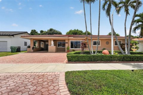 House in Miami, Florida 4 bedrooms, 228.35 sq.m. № 2320340