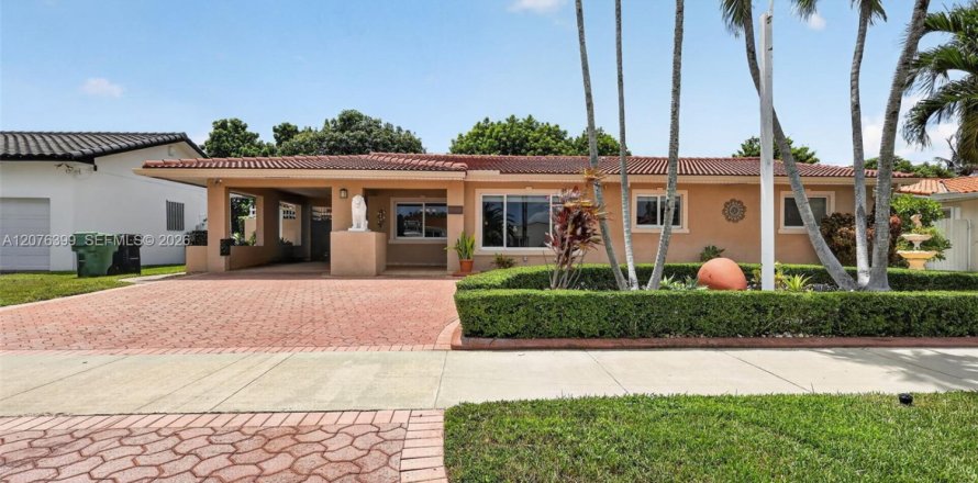 House in Miami, Florida 4 bedrooms, 228.35 sq.m. № 2320340
