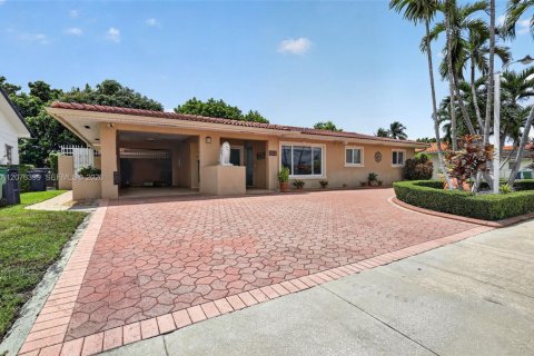 House in Miami, Florida 4 bedrooms, 228.35 sq.m. № 2320340 - photo 23