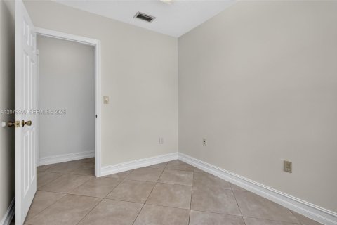 House in Miami, Florida 4 bedrooms, 228.35 sq.m. № 2320340 - photo 9