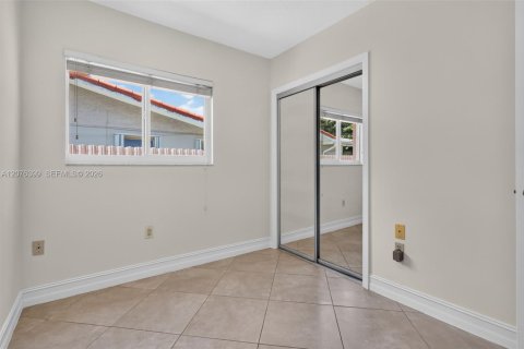 House in Miami, Florida 4 bedrooms, 228.35 sq.m. № 2320340 - photo 8