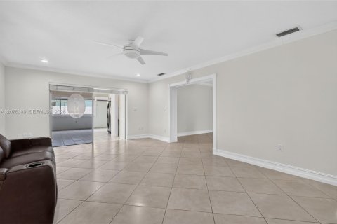 House in Miami, Florida 4 bedrooms, 228.35 sq.m. № 2320340 - photo 22
