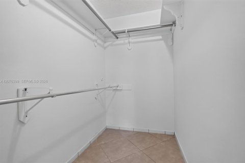 House in Miami, Florida 4 bedrooms, 228.35 sq.m. № 2320340 - photo 11