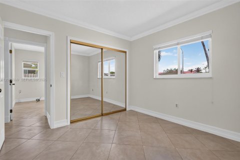House in Miami, Florida 4 bedrooms, 228.35 sq.m. № 2320340 - photo 5