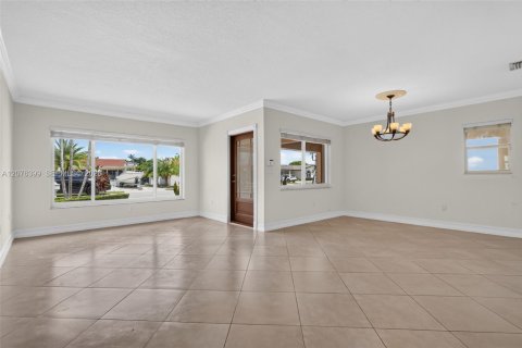 House in Miami, Florida 4 bedrooms, 228.35 sq.m. № 2320340 - photo 28