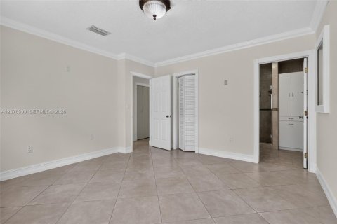 House in Miami, Florida 4 bedrooms, 228.35 sq.m. № 2320340 - photo 12