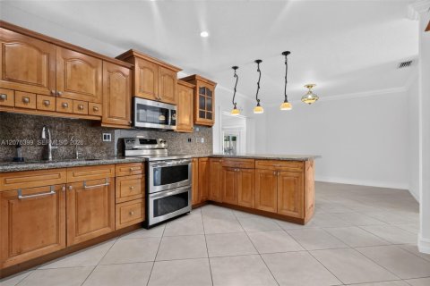 House in Miami, Florida 4 bedrooms, 228.35 sq.m. № 2320340 - photo 18