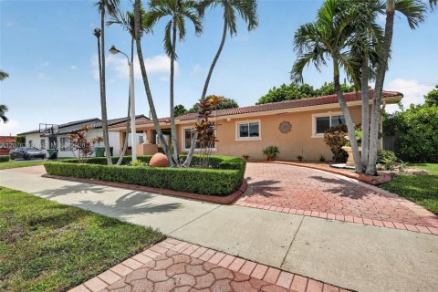 House in Miami, Florida 4 bedrooms, 228.35 sq.m. № 2320340 - photo 24