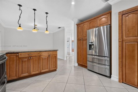 House in Miami, Florida 4 bedrooms, 228.35 sq.m. № 2320340 - photo 17