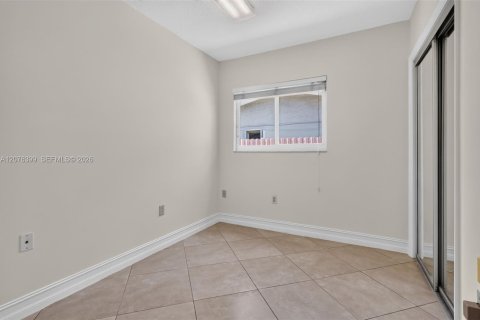 House in Miami, Florida 4 bedrooms, 228.35 sq.m. № 2320340 - photo 7