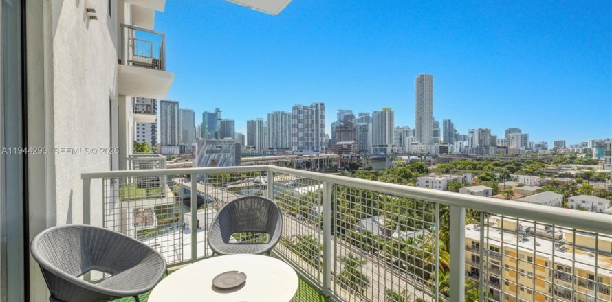 Condominio en Miami, Florida, 2 dormitorios  № 2002393