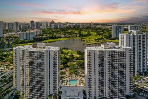 Купить кондоминиум в Авентура, Флорида 2 спальни, 107.12м2, № 1992818 - фото 1