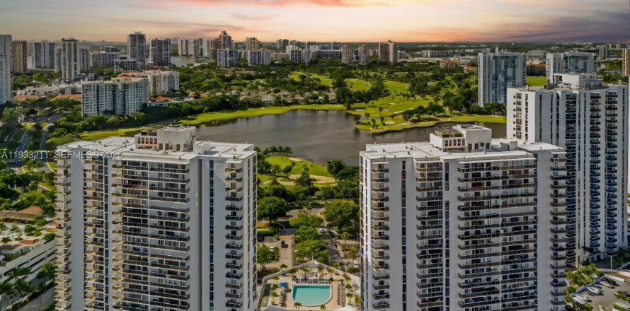 Кондоминиум с 2 спальнями в Авентура, Флорида № 1992818