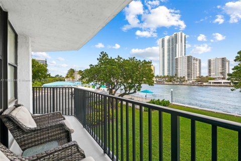 Condo in Hallandale Beach, Florida, 2 bedrooms  № 1945212 - photo 8