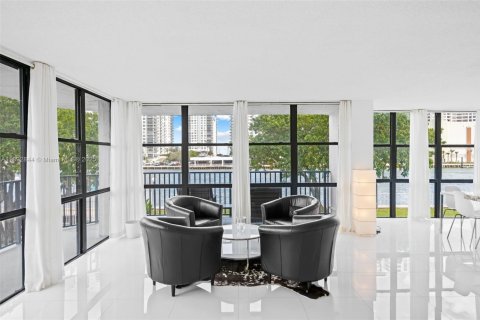 Condo in Hallandale Beach, Florida, 2 bedrooms  № 1945212 - photo 6