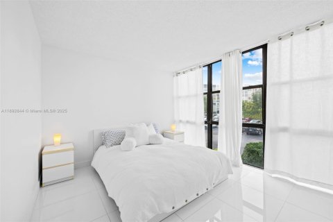 Condo in Hallandale Beach, Florida, 2 bedrooms  № 1945212 - photo 16