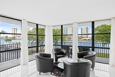 Condo in Hallandale Beach, Florida, 2 bedrooms  № 1945212 - photo 7