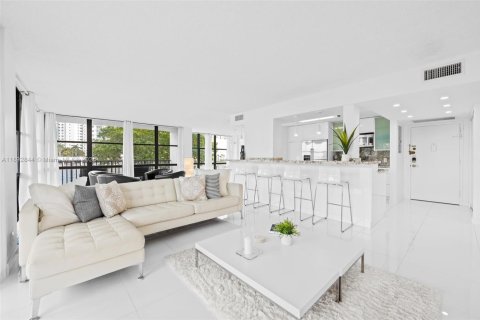 Condo in Hallandale Beach, Florida, 2 bedrooms  № 1945212 - photo 5