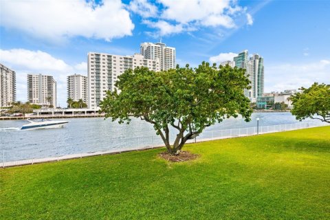 Condo in Hallandale Beach, Florida, 2 bedrooms  № 1945212 - photo 23