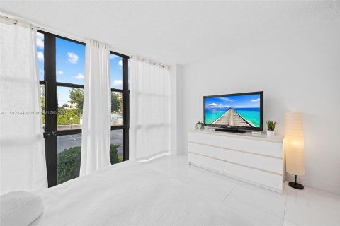 Condo in Hallandale Beach, Florida, 2 bedrooms  № 1945212 - photo 17