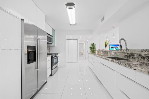Condo in Hallandale Beach, Florida, 2 bedrooms  № 1945212 - photo 12