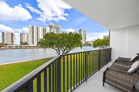 Condo in Hallandale Beach, Florida, 2 bedrooms  № 1945212 - photo 19