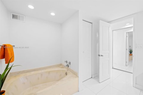 Condo in Hallandale Beach, Florida, 2 bedrooms  № 1945212 - photo 15