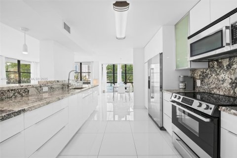 Condo in Hallandale Beach, Florida, 2 bedrooms  № 1945212 - photo 11