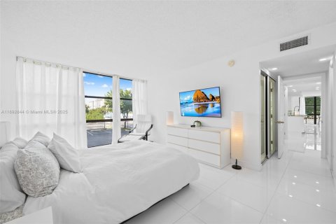 Condo in Hallandale Beach, Florida, 2 bedrooms  № 1945212 - photo 13