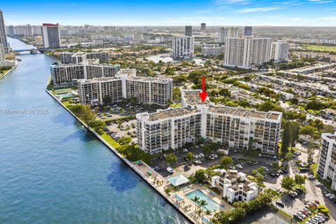 Condo in Hallandale Beach, Florida, 2 bedrooms  № 1945212 - photo 3