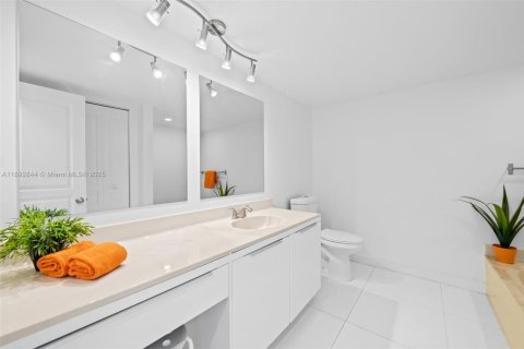 Condo in Hallandale Beach, Florida, 2 bedrooms  № 1945212 - photo 14