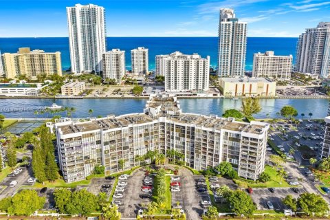 Condo in Hallandale Beach, Florida, 2 bedrooms  № 1945212 - photo 22