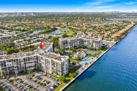 Condo in Hallandale Beach, Florida, 2 bedrooms  № 1945212 - photo 2