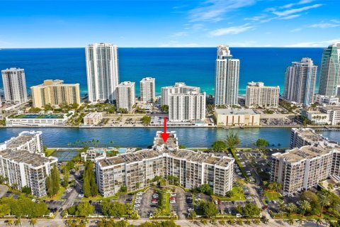 Condo in Hallandale Beach, Florida, 2 bedrooms  № 1945212 - photo 1