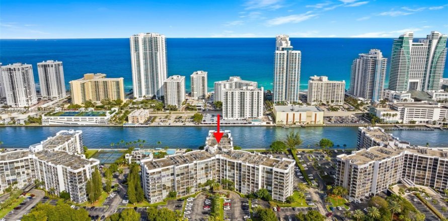 Condo in Hallandale Beach, Florida, 2 bedrooms № 1945212