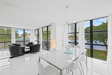 Condo in Hallandale Beach, Florida, 2 bedrooms  № 1945212 - photo 4