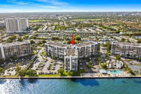 Condo in Hallandale Beach, Florida, 2 bedrooms  № 1945212 - photo 21