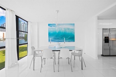 Condo in Hallandale Beach, Florida, 2 bedrooms  № 1945212 - photo 9
