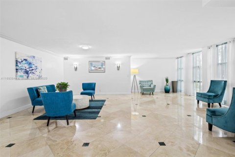 Condo in Hallandale Beach, Florida, 2 bedrooms  № 1945212 - photo 24