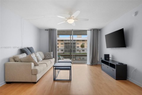 Condominio en North Miami Beach, Florida, 2 dormitorios № 2088594