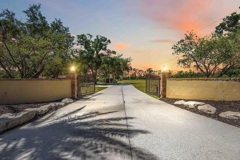 House in North Port, Florida 3 bedrooms, 241.82 sq.m. № 1725228 - photo 3
