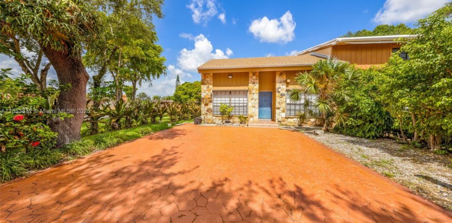 Townhouse in Miami, Florida 3 bedrooms, 164.81 sq.m. № 1872107