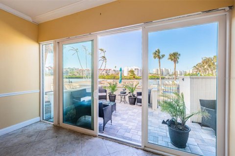 Condo in South Pasadena, Florida, 2 bedrooms  № 1564639 - photo 8