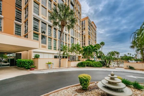 Condo in South Pasadena, Florida, 2 bedrooms  № 1564639 - photo 1