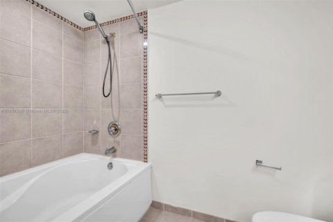 Condo in Aventura, Florida, 1 bedroom  № 1872327 - photo 24