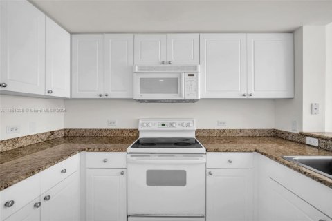 Condo in Aventura, Florida, 1 bedroom  № 1872327 - photo 6