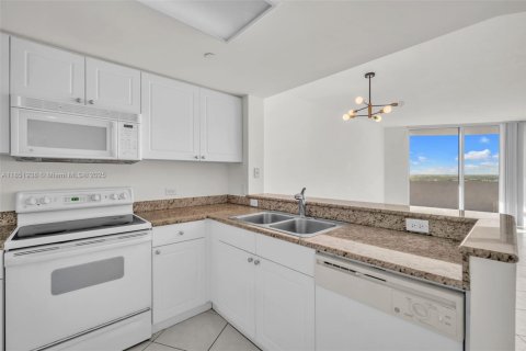 Condo in Aventura, Florida, 1 bedroom  № 1872327 - photo 7