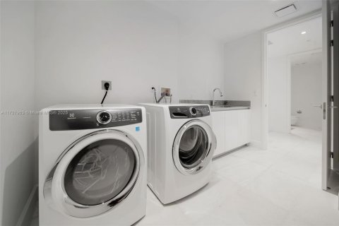 Condo in Miami, Florida, 2 bedrooms  № 1699716 - photo 29
