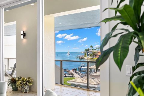 Condo in Tierra Verde, Florida, 3 bedrooms  № 2381322 - photo 10
